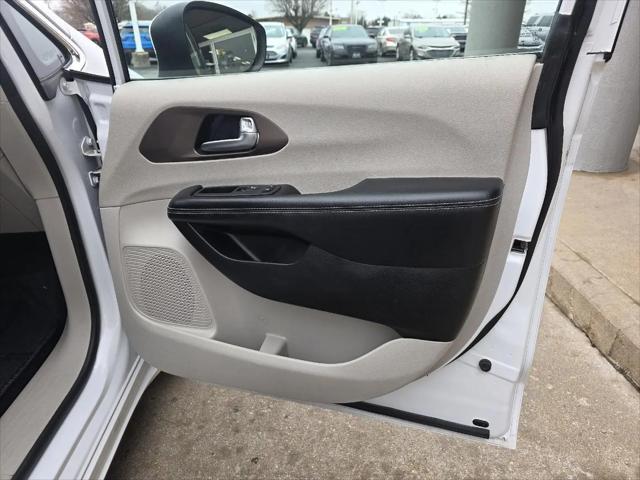 2022 Chrysler Voyager LX