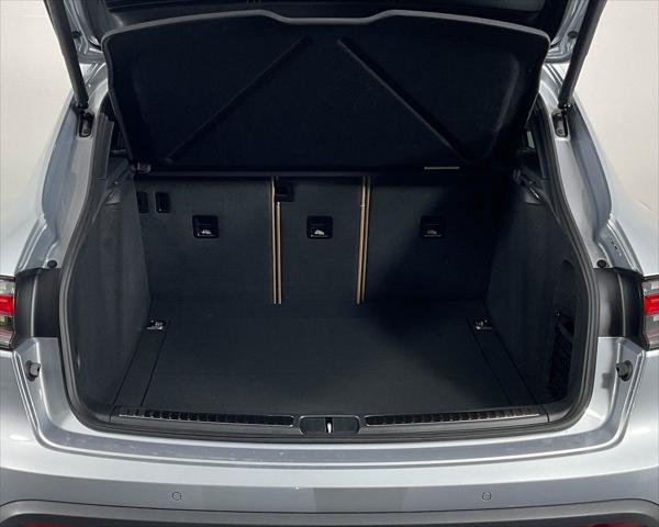 2025 Porsche Macan Unknown