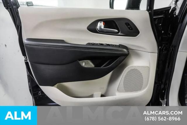 2024 Chrysler Pacifica Hybrid Select
