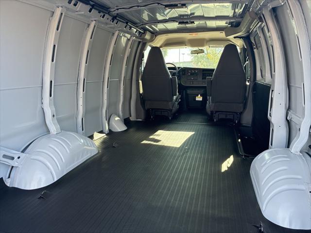 2026 Chevrolet Express Cargo Van 2500 Regular Wheelbase, WT, RWD