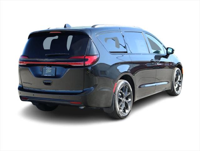 2026 Chrysler Pacifica Select AWD