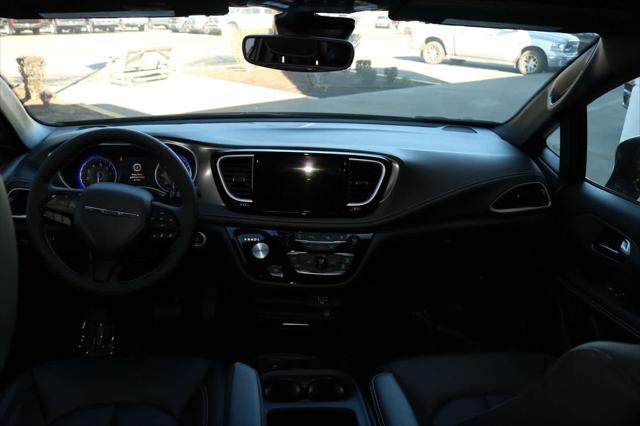 2026 Chrysler Pacifica Select AWD