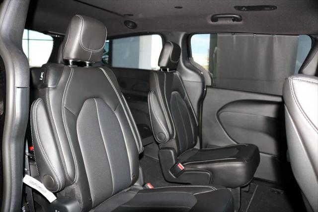2026 Chrysler Pacifica Select AWD