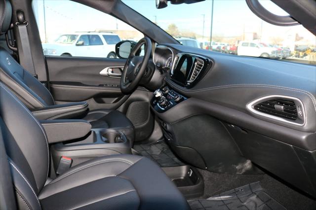 2026 Chrysler Pacifica Select AWD