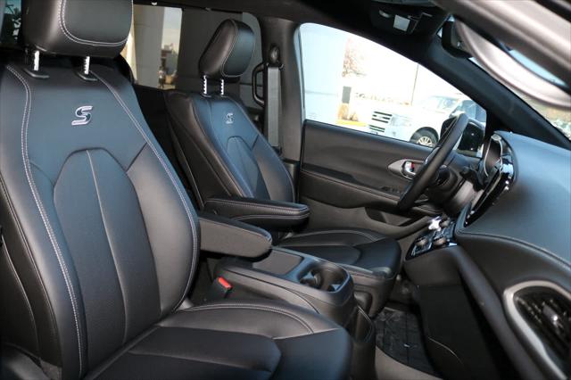 2026 Chrysler Pacifica Select AWD