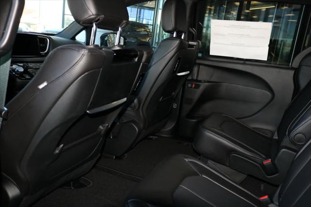 2026 Chrysler Pacifica Select AWD