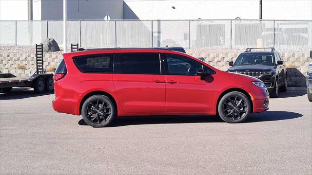 2026 Chrysler Pacifica Select AWD
