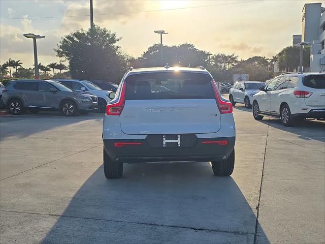2026 Volvo XC40 Plus, B5 AWD Gas (mild hybrid), Dark
