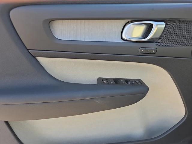 2026 Volvo XC40 Plus, B5 AWD Gas (mild hybrid), Dark