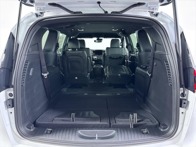 2026 Chrysler Pacifica Select AWD