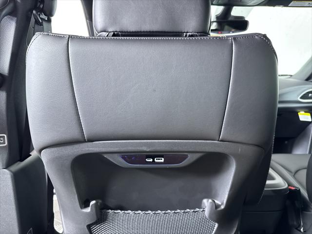2026 Chrysler Pacifica Select AWD