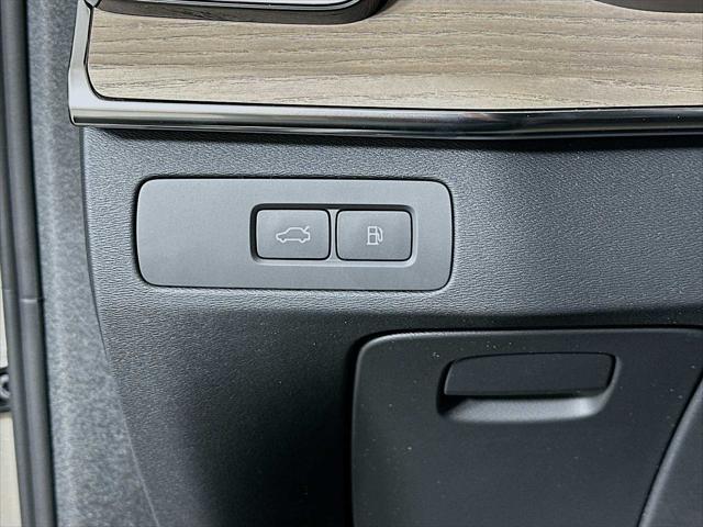 2026 Volvo XC90 Plug-In Hybrid Plus, T8 AWD, Electric/Gasoline, Bright, 7 Seats