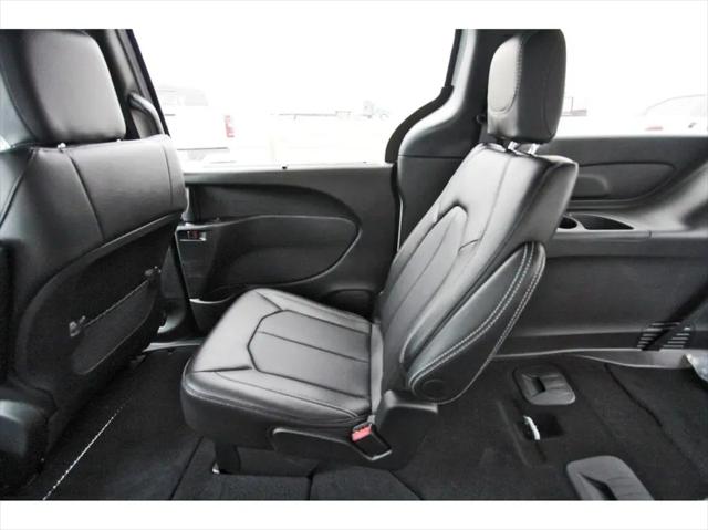 2025 Chrysler Voyager LX