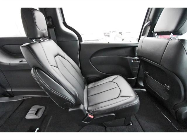 2025 Chrysler Voyager LX
