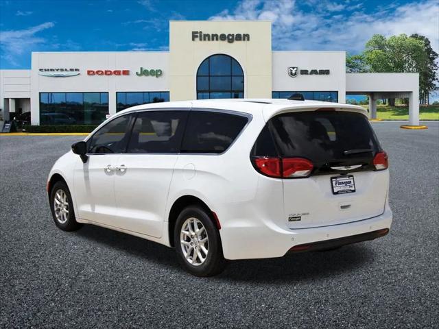2025 Chrysler Voyager LX