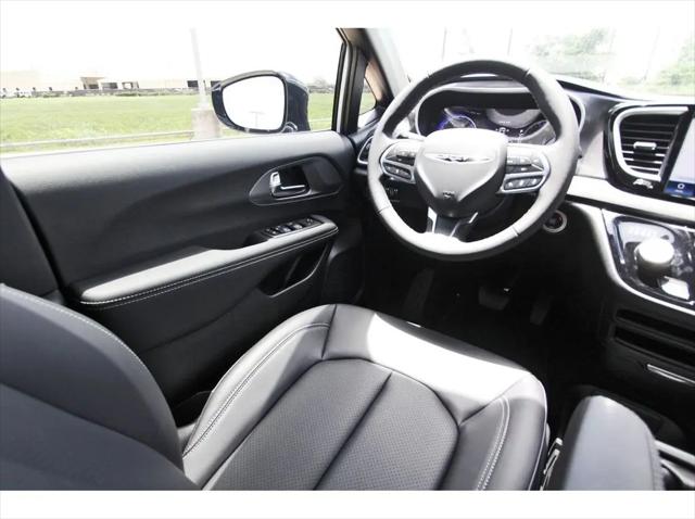 2025 Chrysler Voyager LX