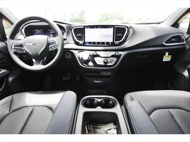 2025 Chrysler Voyager LX