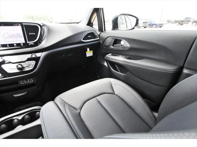 2025 Chrysler Voyager LX