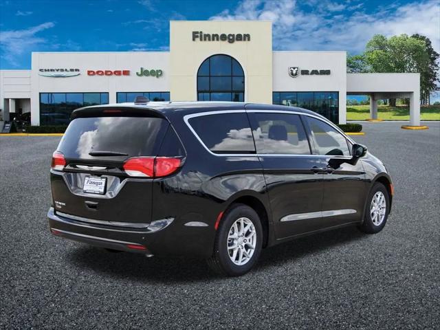 2025 Chrysler Voyager LX