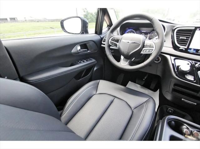 2025 Chrysler Voyager LX