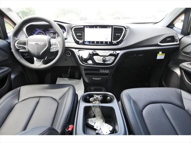 2025 Chrysler Voyager LX
