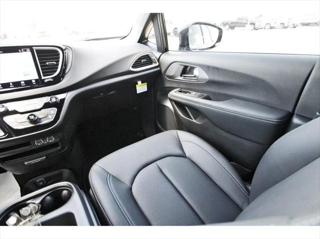 2025 Chrysler Voyager LX