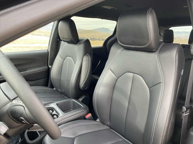 2026 Chrysler Pacifica Select AWD