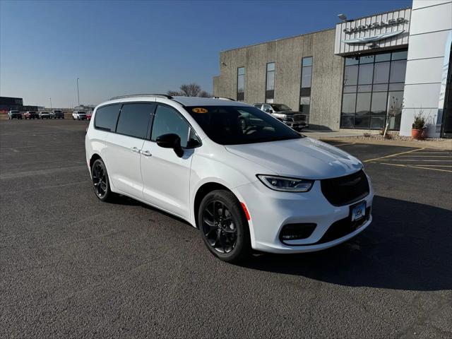 2026 Chrysler Pacifica Select AWD