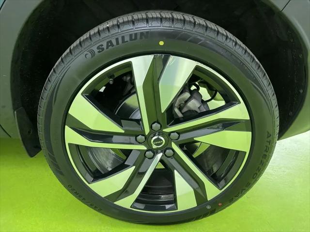 2024 Volvo XC40 B5 Ultimate Bright Theme