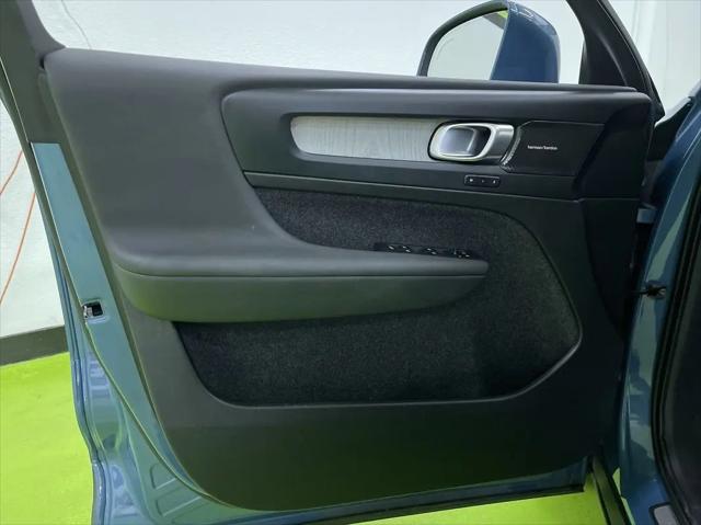 2024 Volvo XC40 B5 Ultimate Bright Theme