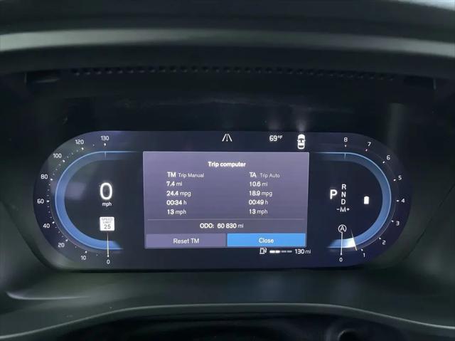 2024 Volvo XC40 B5 Ultimate Bright Theme