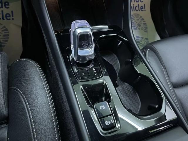 2024 Volvo XC40 B5 Ultimate Bright Theme