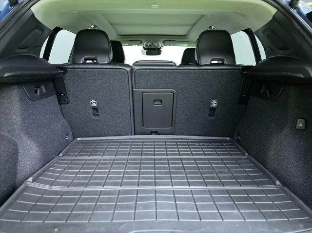 2024 Volvo XC40 B5 Ultimate Bright Theme