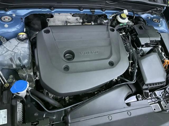 2024 Volvo XC40 B5 Ultimate Bright Theme