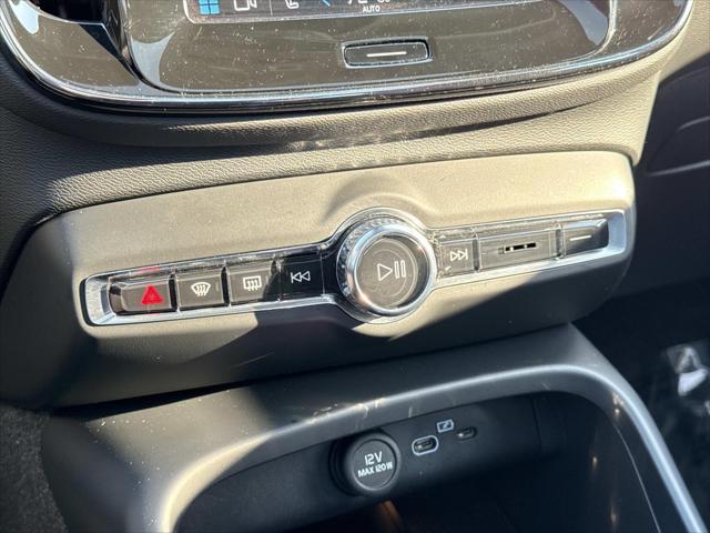 2024 Volvo XC40 B5 Plus Bright Theme