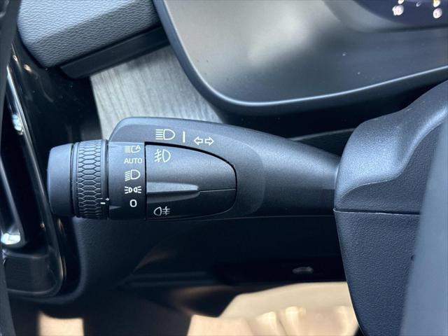 2024 Volvo XC40 B5 Plus Bright Theme