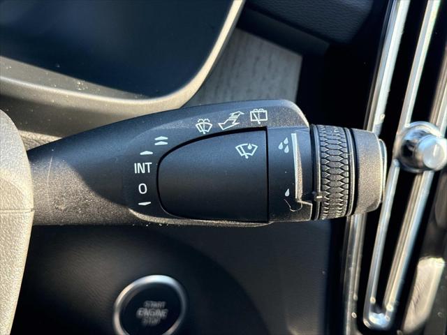2024 Volvo XC40 B5 Plus Bright Theme
