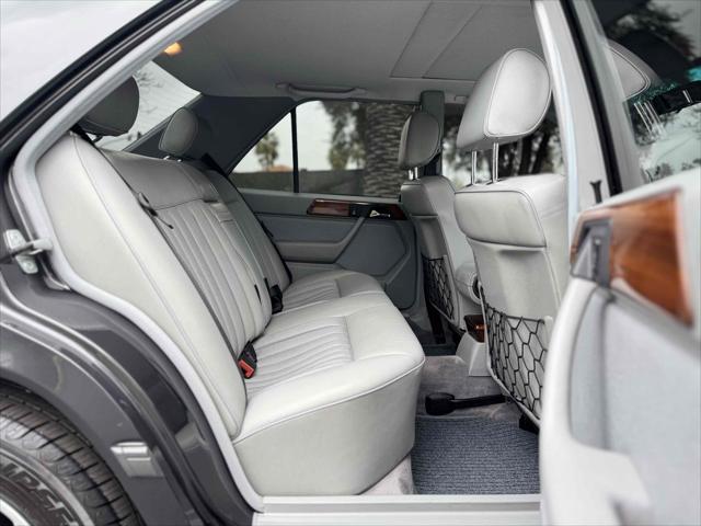 1987 Mercedes-Benz 300 Series 4dr Sedan  Turbo Auto