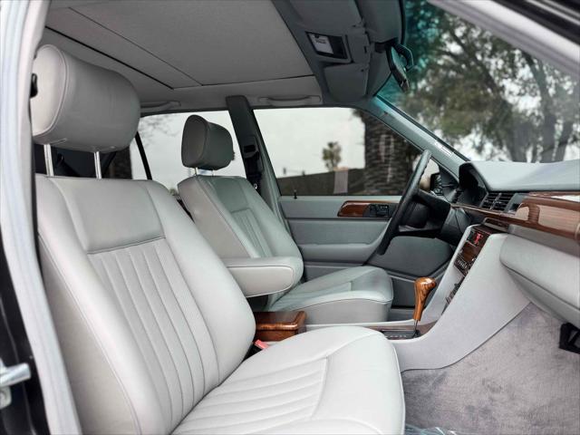 1987 Mercedes-Benz 300 Series 4dr Sedan  Turbo Auto