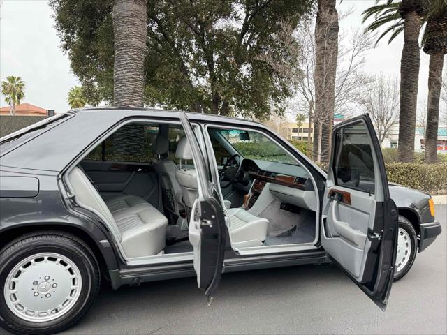 1987 Mercedes-Benz 300 Series 4dr Sedan  Turbo Auto