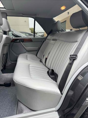 1987 Mercedes-Benz 300 Series 4dr Sedan  Turbo Auto
