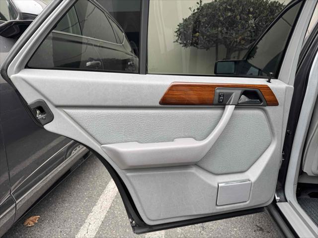 1987 Mercedes-Benz 300 Series 4dr Sedan  Turbo Auto