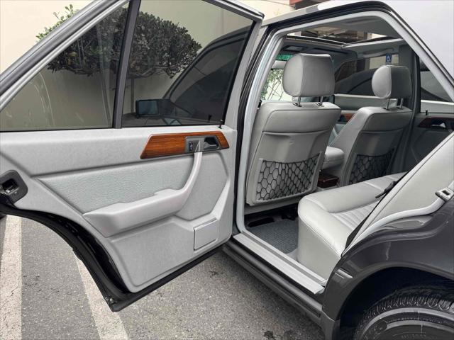 1987 Mercedes-Benz 300 Series 4dr Sedan  Turbo Auto
