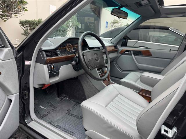1987 Mercedes-Benz 300 Series 4dr Sedan  Turbo Auto