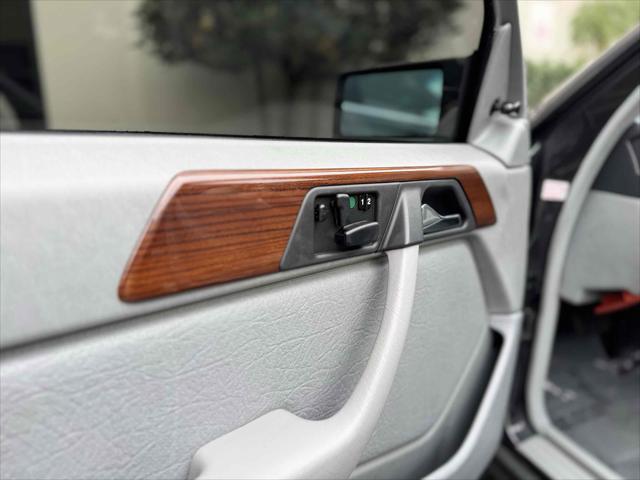1987 Mercedes-Benz 300 Series 4dr Sedan  Turbo Auto