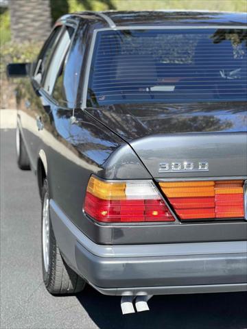 1987 Mercedes-Benz 300 Series 4dr Sedan  Turbo Auto
