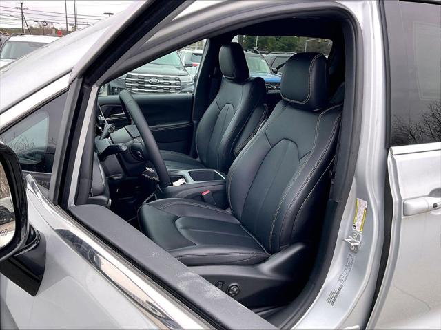 2026 Chrysler Pacifica Select AWD