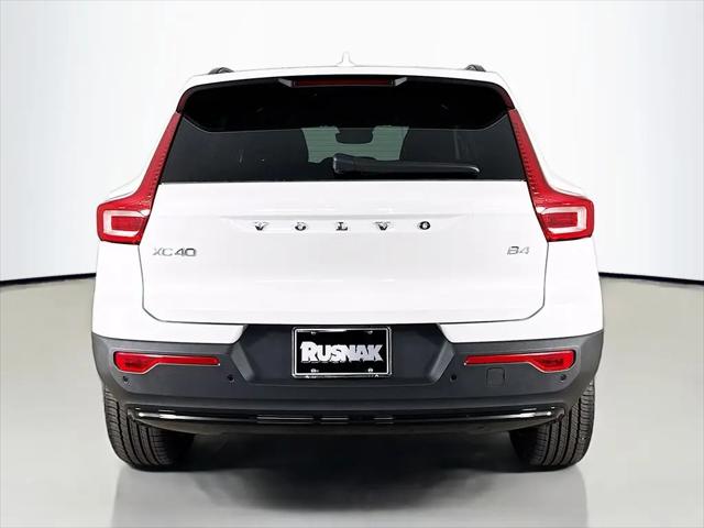 2026 Volvo XC40 Plus, B4 FWD Gas (mild hybrid), Dark