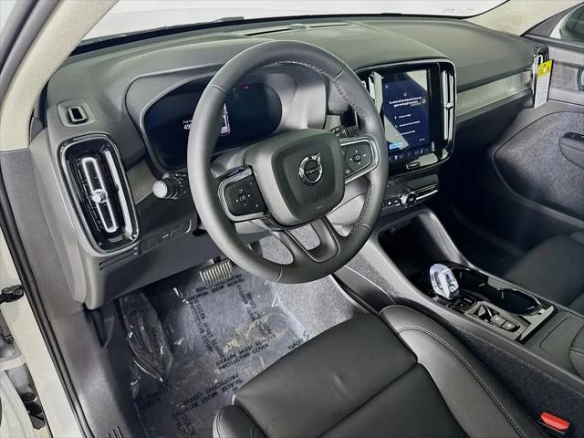 2026 Volvo XC40 Plus, B4 FWD Gas (mild hybrid), Dark