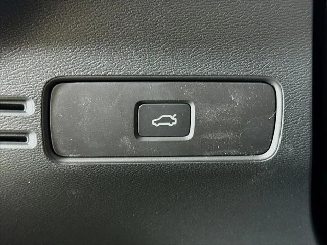 2026 Volvo XC40 Plus, B4 FWD Gas (mild hybrid), Dark